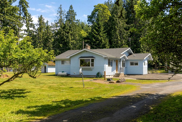 Design-Forward Mid-Century Home with Cozy Lounge Atmosphere in Clallam County, Washington