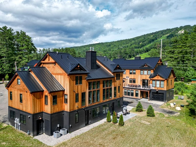Luxurious Ski-In Townhouse with Fireplace & Game Room near Cranmore Mountain, North Conway NH