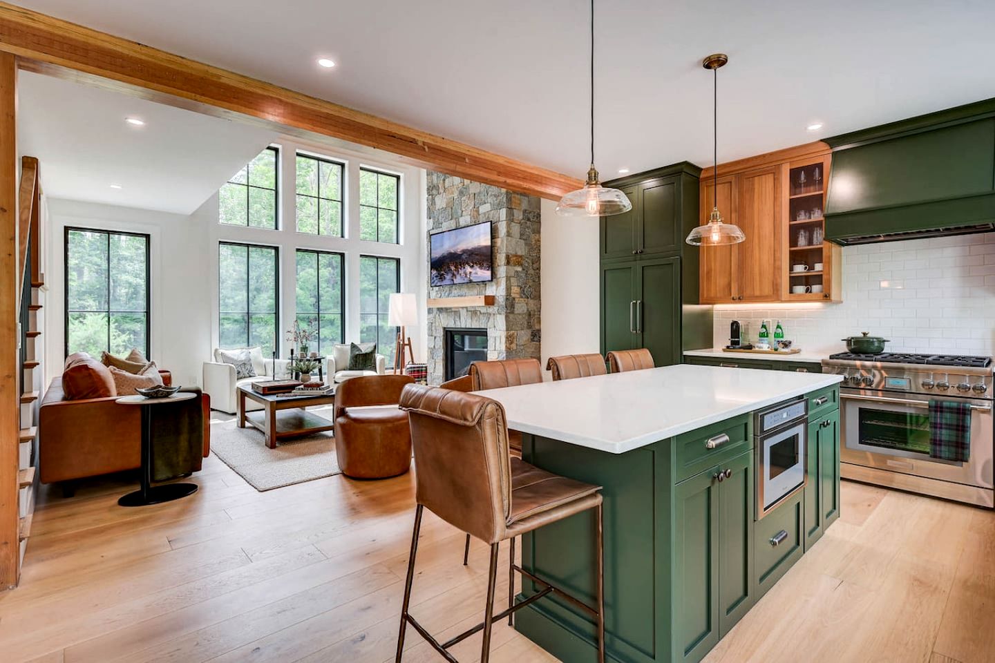 Luxurious Ski-In Townhouse with Fireplace & Game Room near Cranmore Mountain, North Conway NH