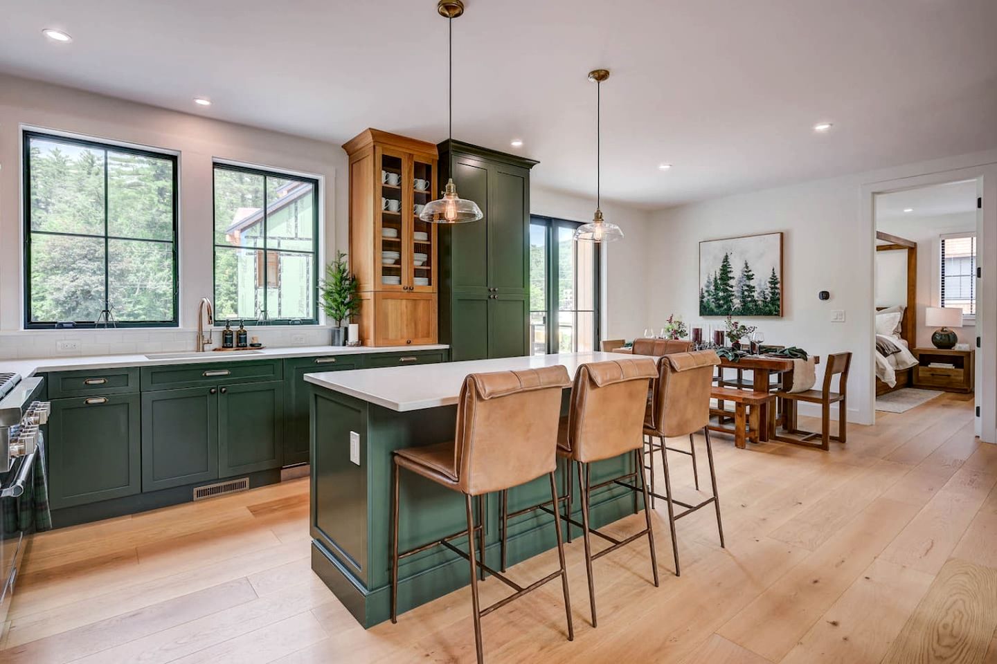 Luxurious Ski-In Townhouse with Fireplace & Game Room near Cranmore Mountain, North Conway NH
