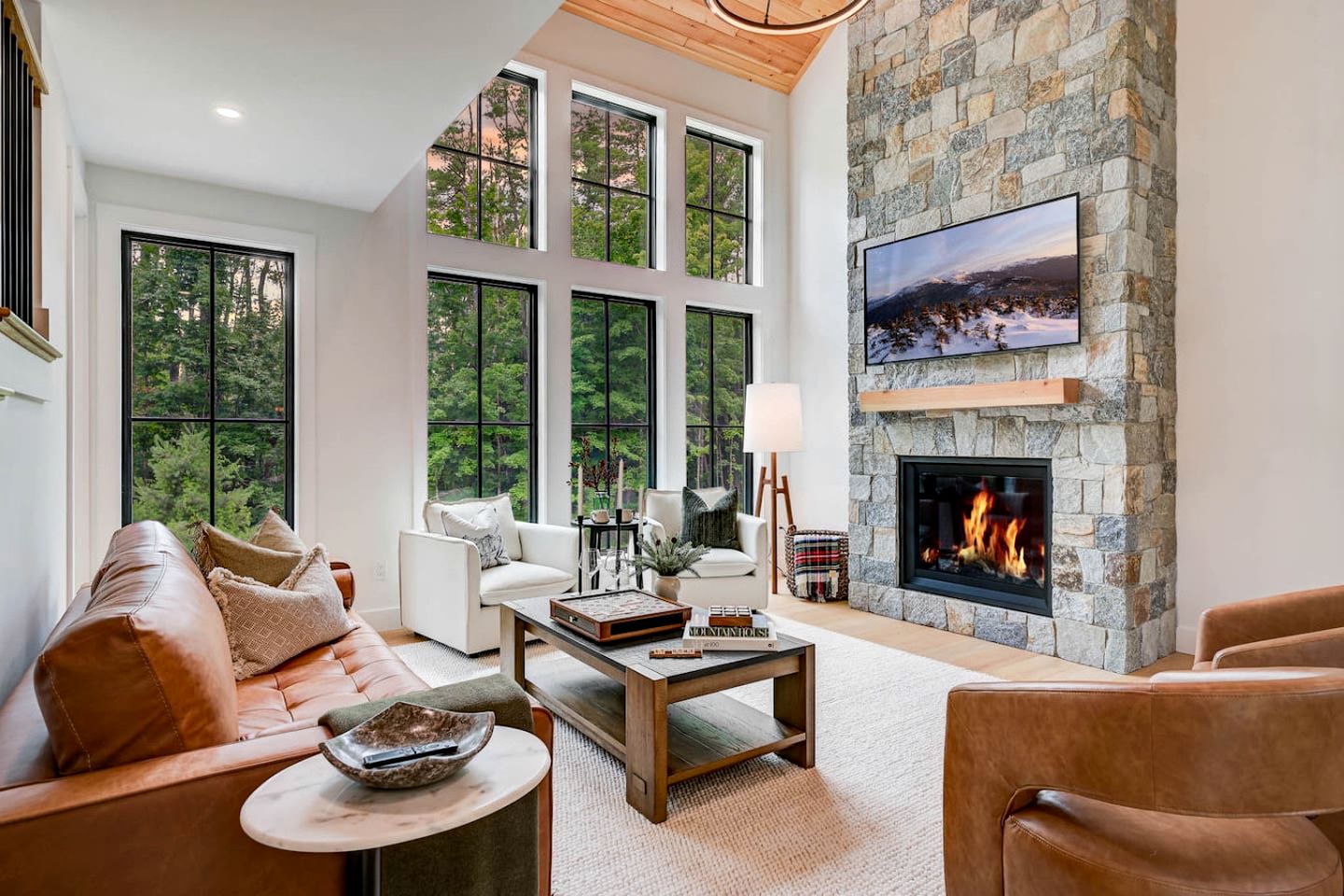 Luxurious Ski-In Townhouse with Fireplace & Game Room near Cranmore Mountain, North Conway NH