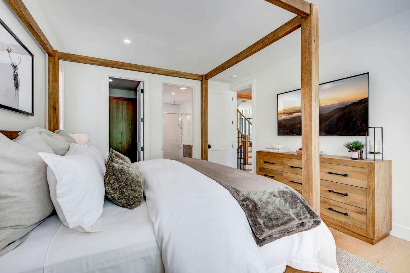 Luxurious Ski-In Townhouse with Fireplace & Game Room near Cranmore Mountain, North Conway NH