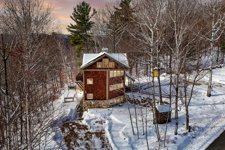 Peaceful Mountain Treehouse Oasis with Fire Pit & Gardens near Black Mountain in Jackson, New Hampshire