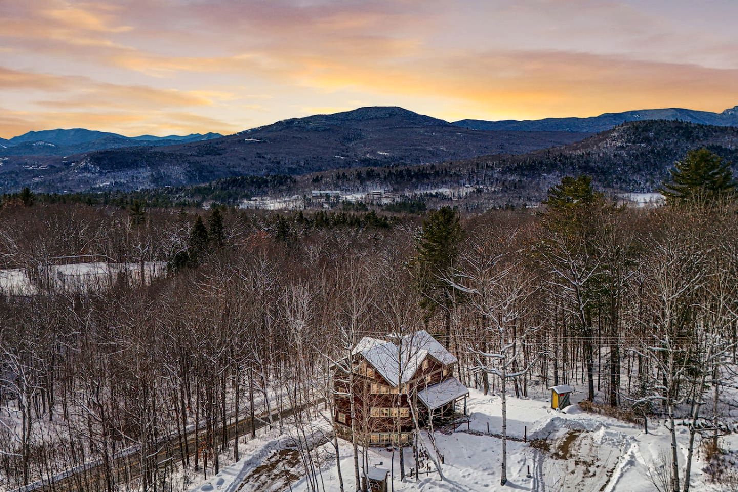 Peaceful Mountain Treehouse Oasis with Fire Pit & Gardens near Black Mountain in Jackson, New Hampshire