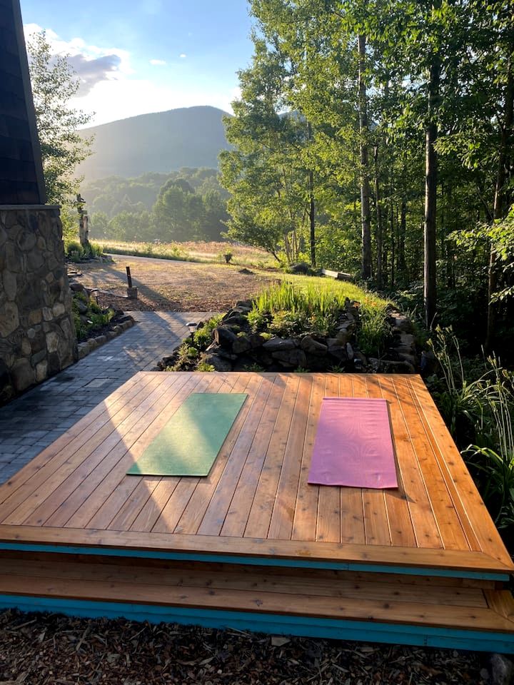 Peaceful Mountain Treehouse Oasis with Fire Pit & Gardens near Black Mountain in Jackson, New Hampshire
