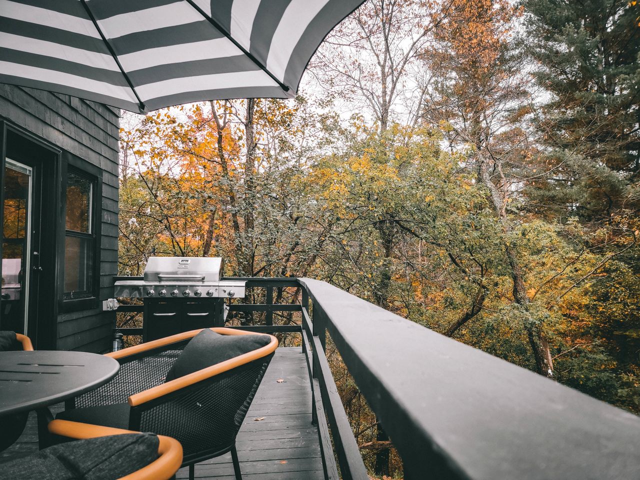 Cozy Two-Unit Cottage with Deck and Grill in Lake Placid, New York