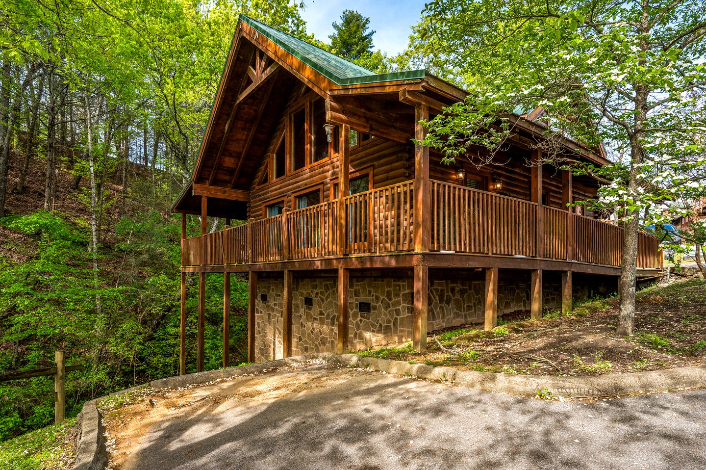 Romantic Smoky Mountain Cabin with Hot Tub, Scenic Views & Game Loft near Pigeon Forge, Tennessee