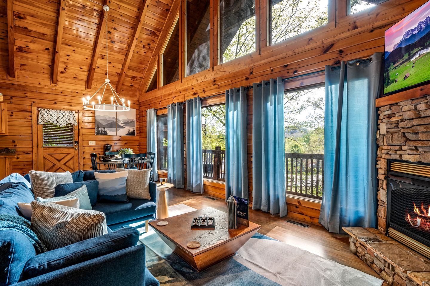 Romantic Smoky Mountain Cabin with Hot Tub, Scenic Views & Game Loft near Pigeon Forge, Tennessee