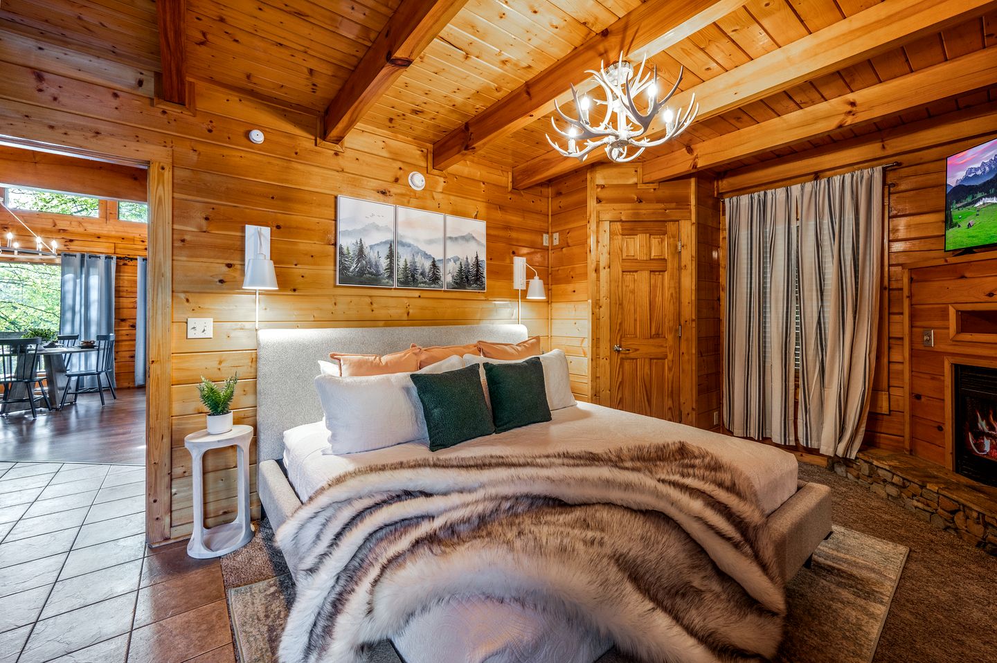 Romantic Smoky Mountain Cabin with Hot Tub, Scenic Views & Game Loft near Pigeon Forge, Tennessee