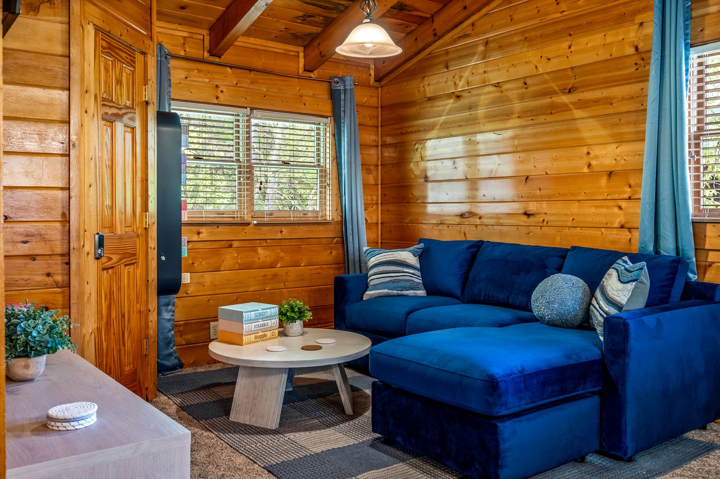 Romantic Smoky Mountain Cabin with Hot Tub, Scenic Views & Game Loft near Pigeon Forge, Tennessee