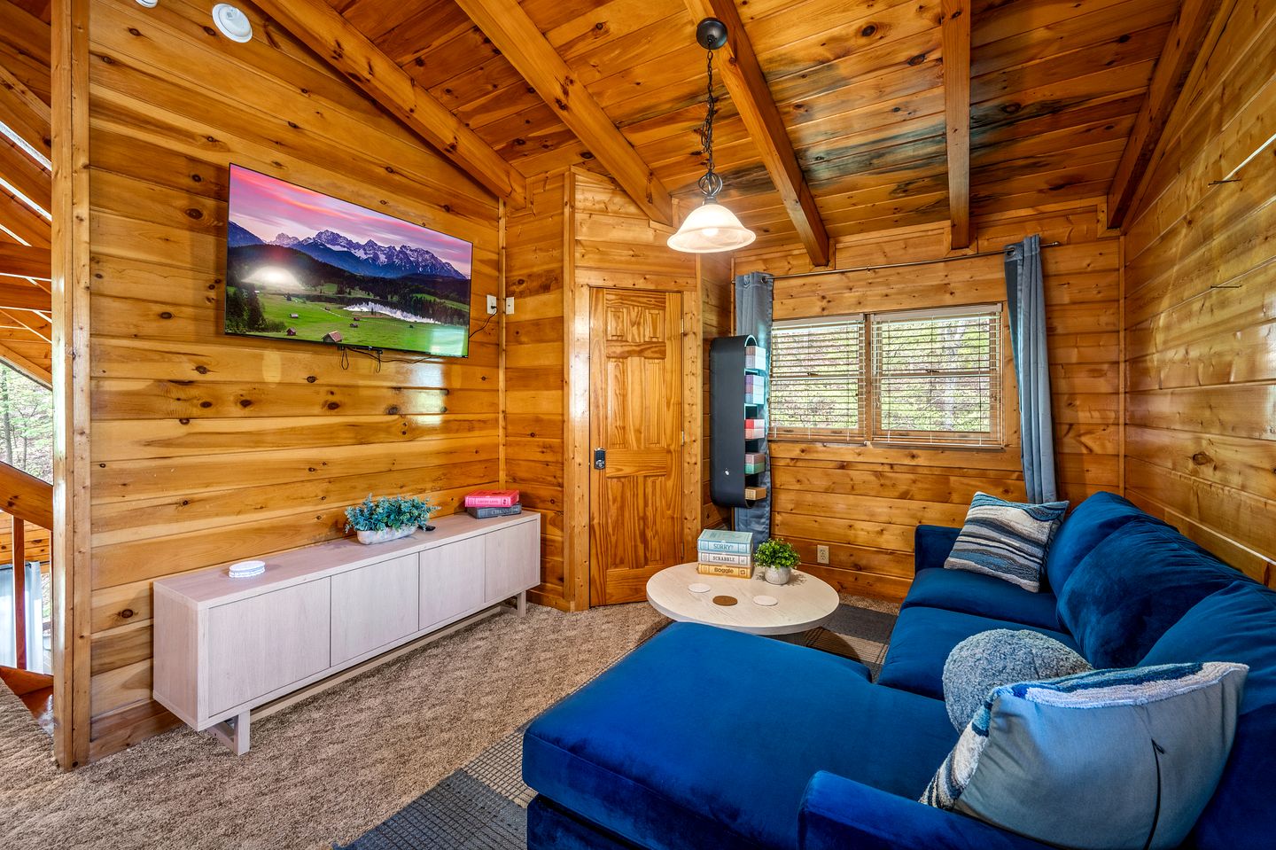 Romantic Smoky Mountain Cabin with Hot Tub, Scenic Views & Game Loft near Pigeon Forge, Tennessee