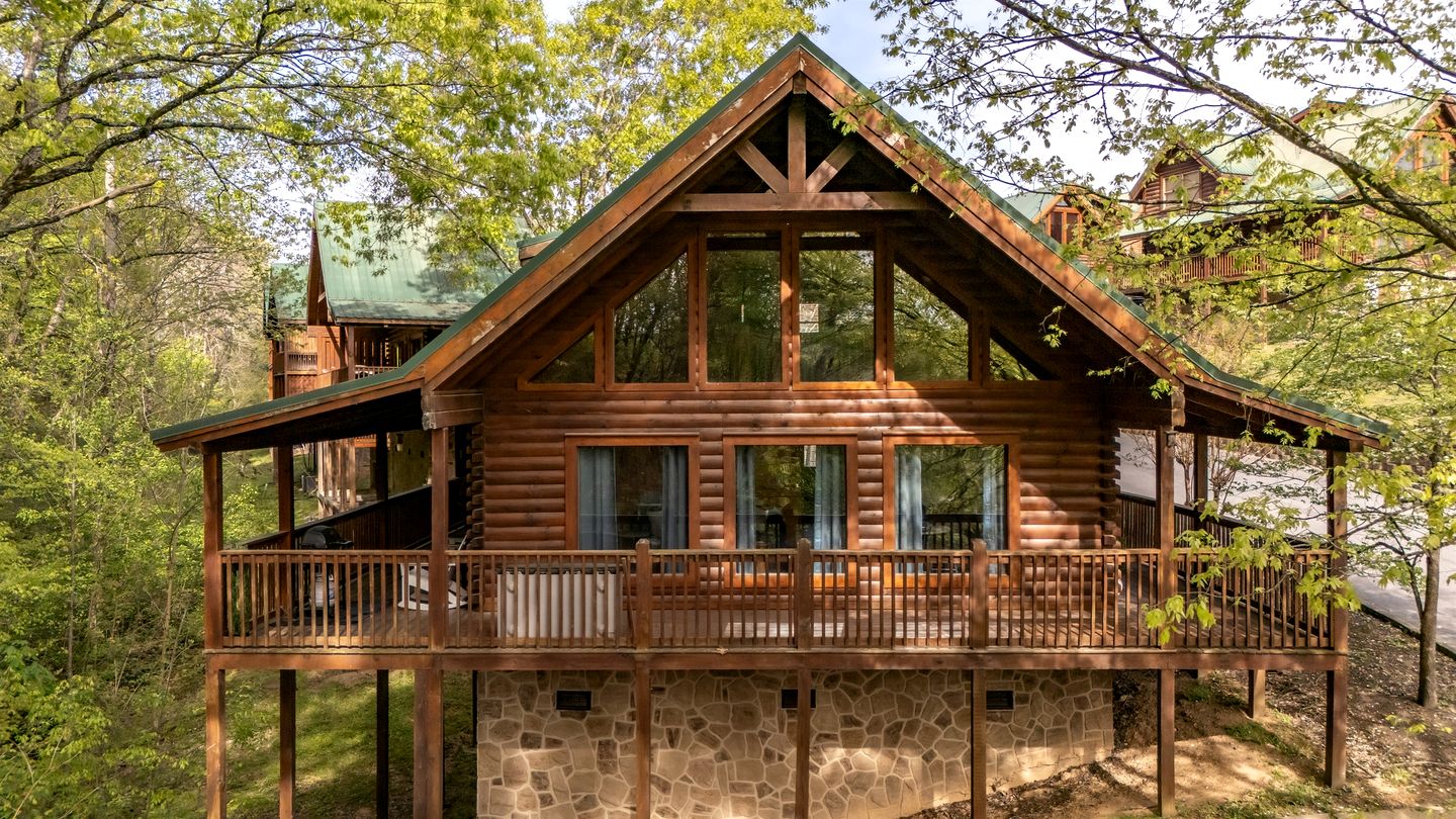 Romantic Smoky Mountain Cabin with Hot Tub, Scenic Views & Game Loft near Pigeon Forge, Tennessee