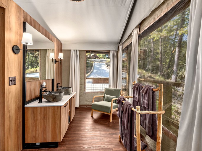 Vacation Rentals (United States of America, Zirconia, North Carolina)