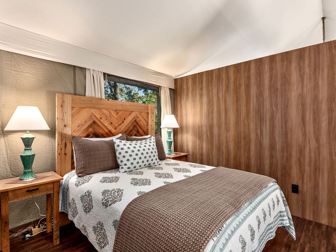 Luxury Tree Tent with Soaking Tub & Pizza Oven Near Waterfalls, Zirconia, North Carolina