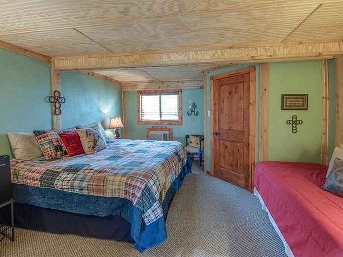 Cozy Cabin Close to Hiking Trails in Round Top, Texas