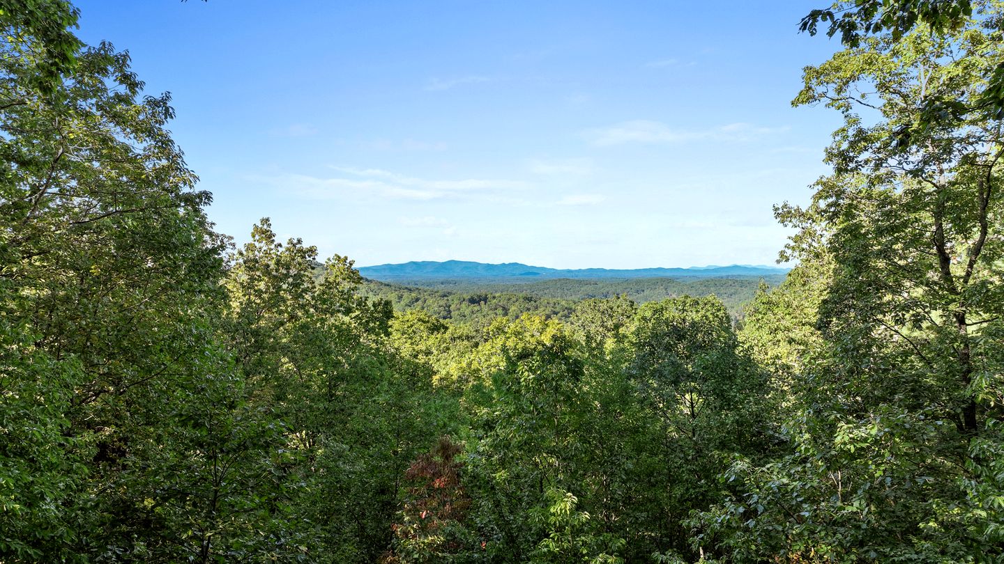 Luxurious Mountain Cabin with Hot Tub & Game Room near Blue Ridge, Georgia