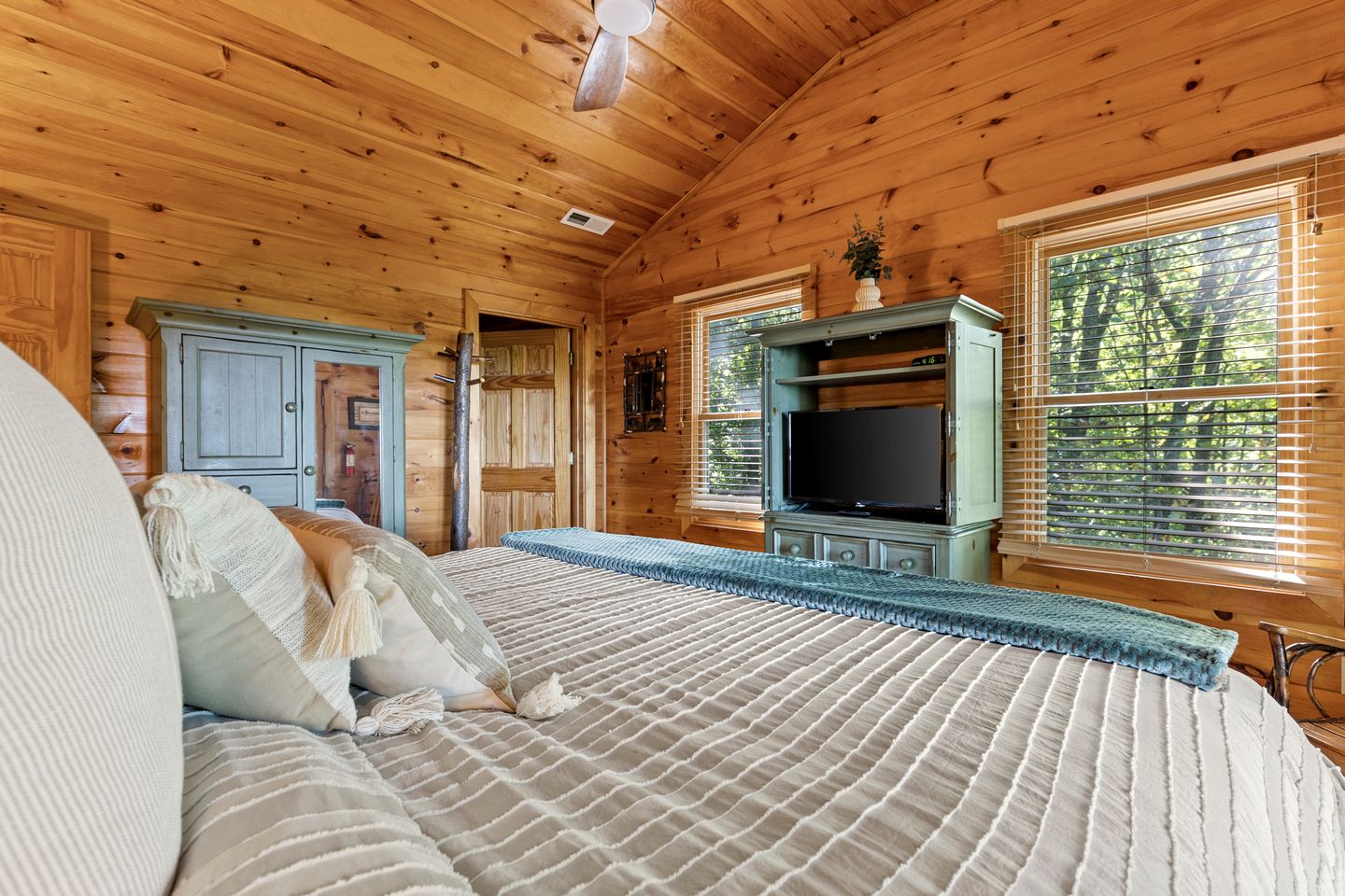 Luxurious Mountain Cabin with Hot Tub & Game Room near Blue Ridge, Georgia