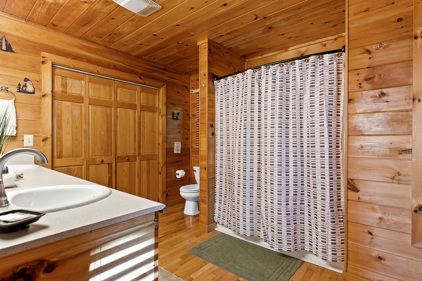 Luxurious Mountain Cabin with Hot Tub & Game Room near Blue Ridge, Georgia