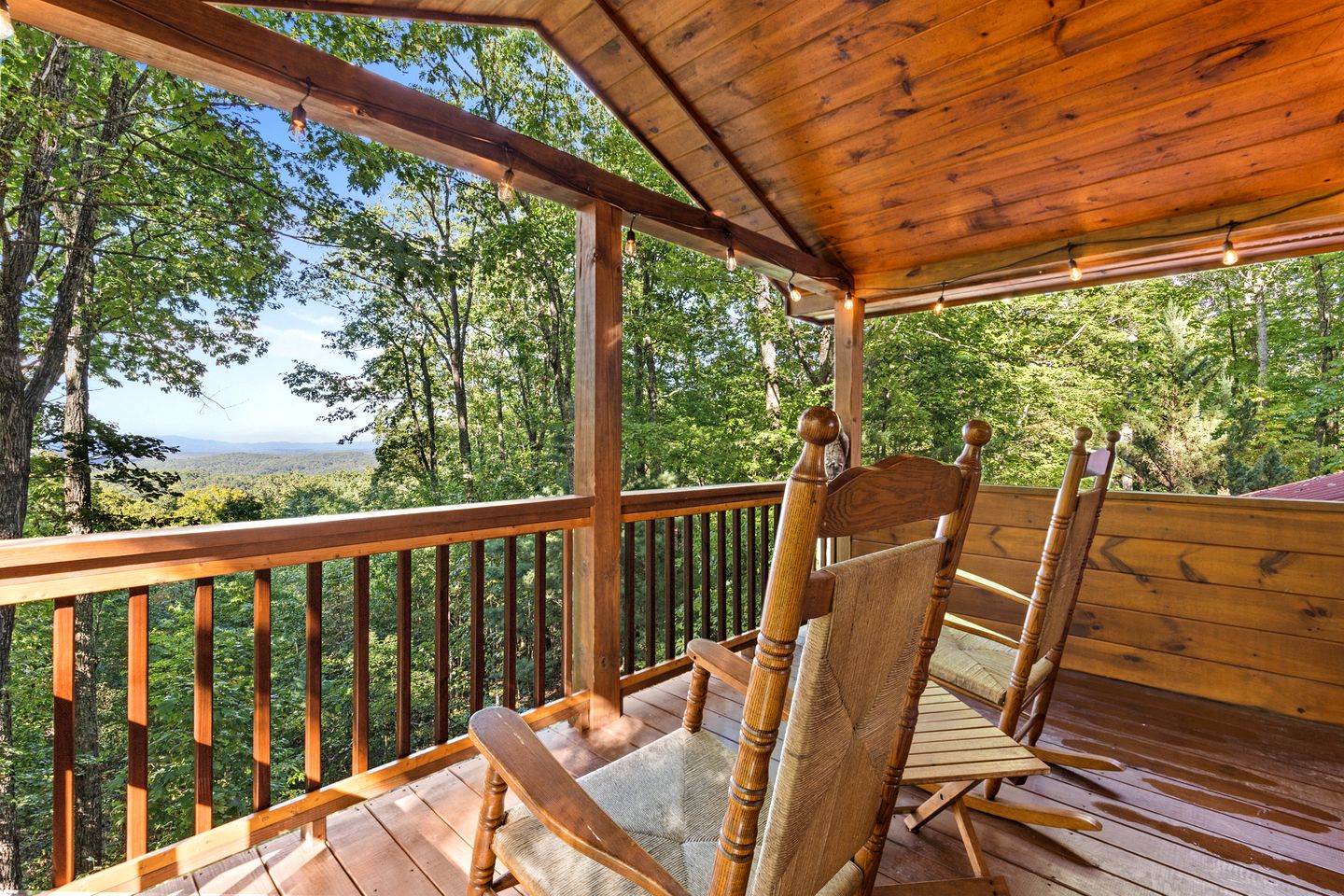 Luxurious Mountain Cabin with Hot Tub & Game Room near Blue Ridge, Georgia