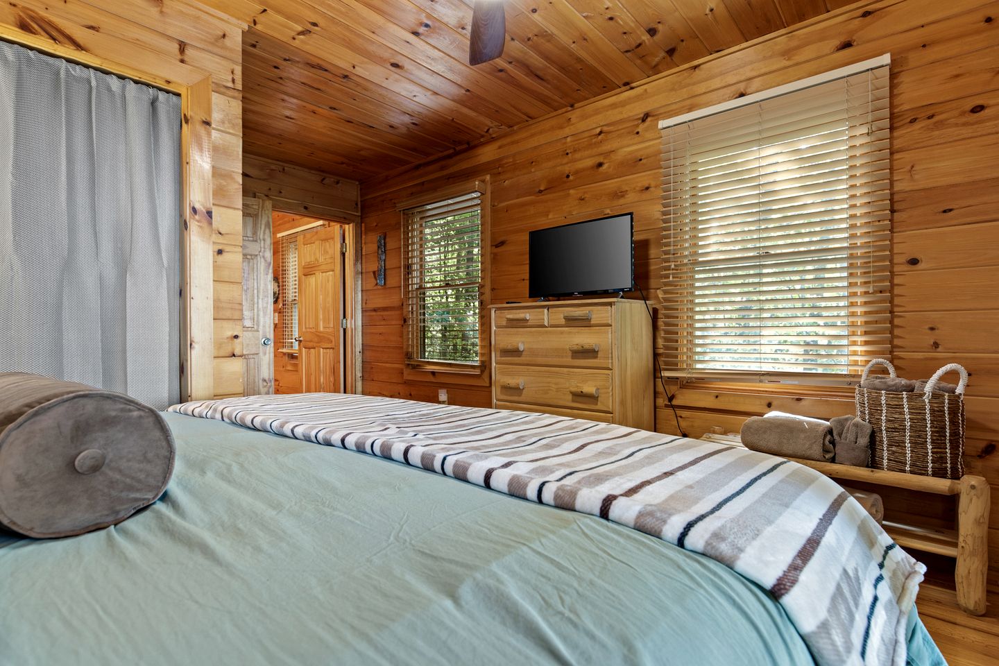 Luxurious Mountain Cabin with Hot Tub & Game Room near Blue Ridge, Georgia