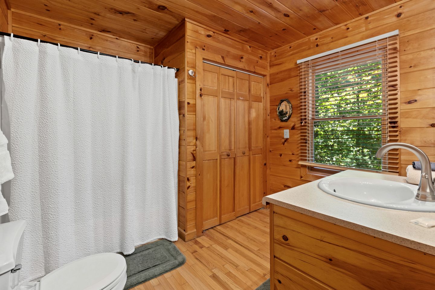 Luxurious Mountain Cabin with Hot Tub & Game Room near Blue Ridge, Georgia