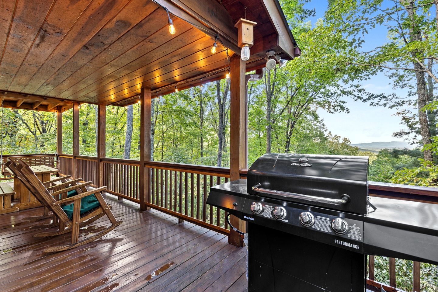 Luxurious Mountain Cabin with Hot Tub & Game Room near Blue Ridge, Georgia
