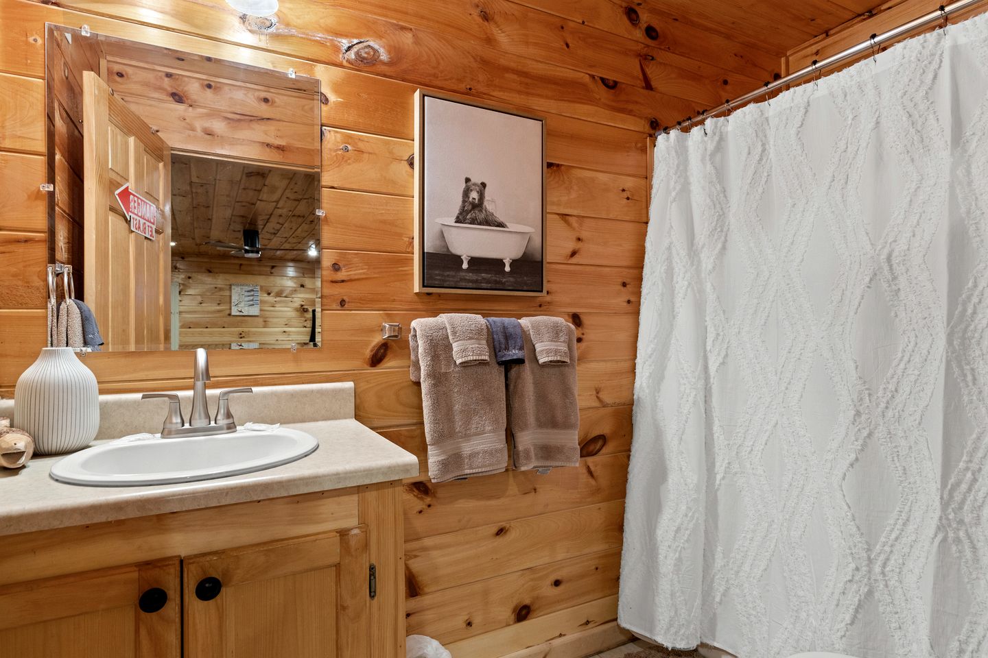 Luxurious Mountain Cabin with Hot Tub & Game Room near Blue Ridge, Georgia