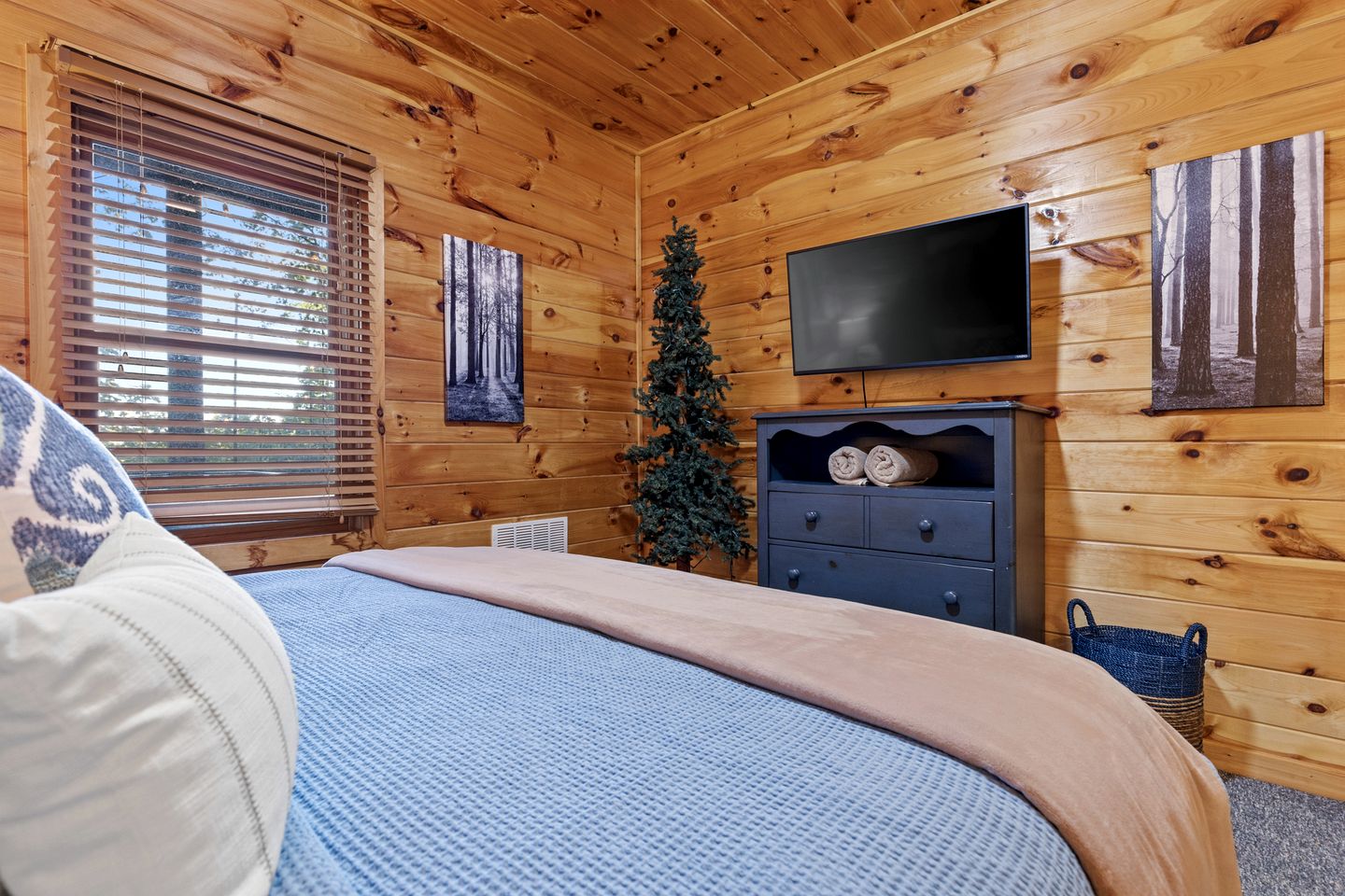 Luxurious Mountain Cabin with Hot Tub & Game Room near Blue Ridge, Georgia