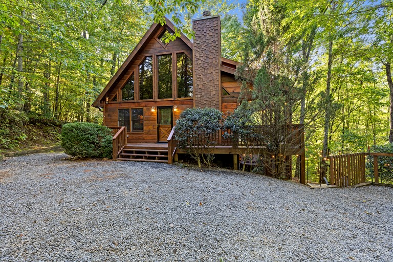 Luxurious Mountain Cabin with Hot Tub & Game Room near Blue Ridge, Georgia