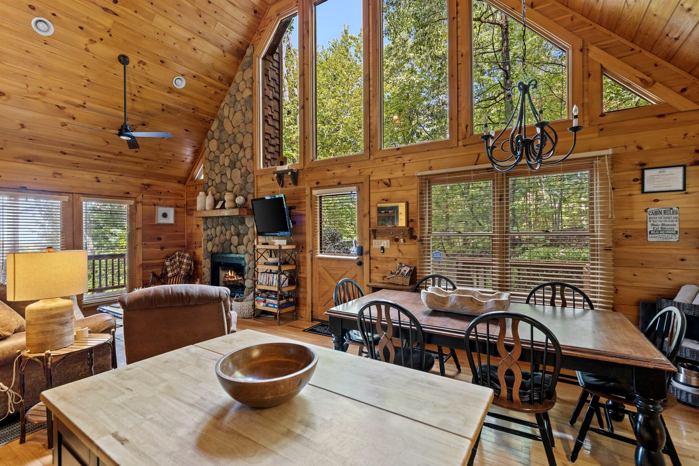 Luxurious Mountain Cabin with Hot Tub & Game Room near Blue Ridge, Georgia