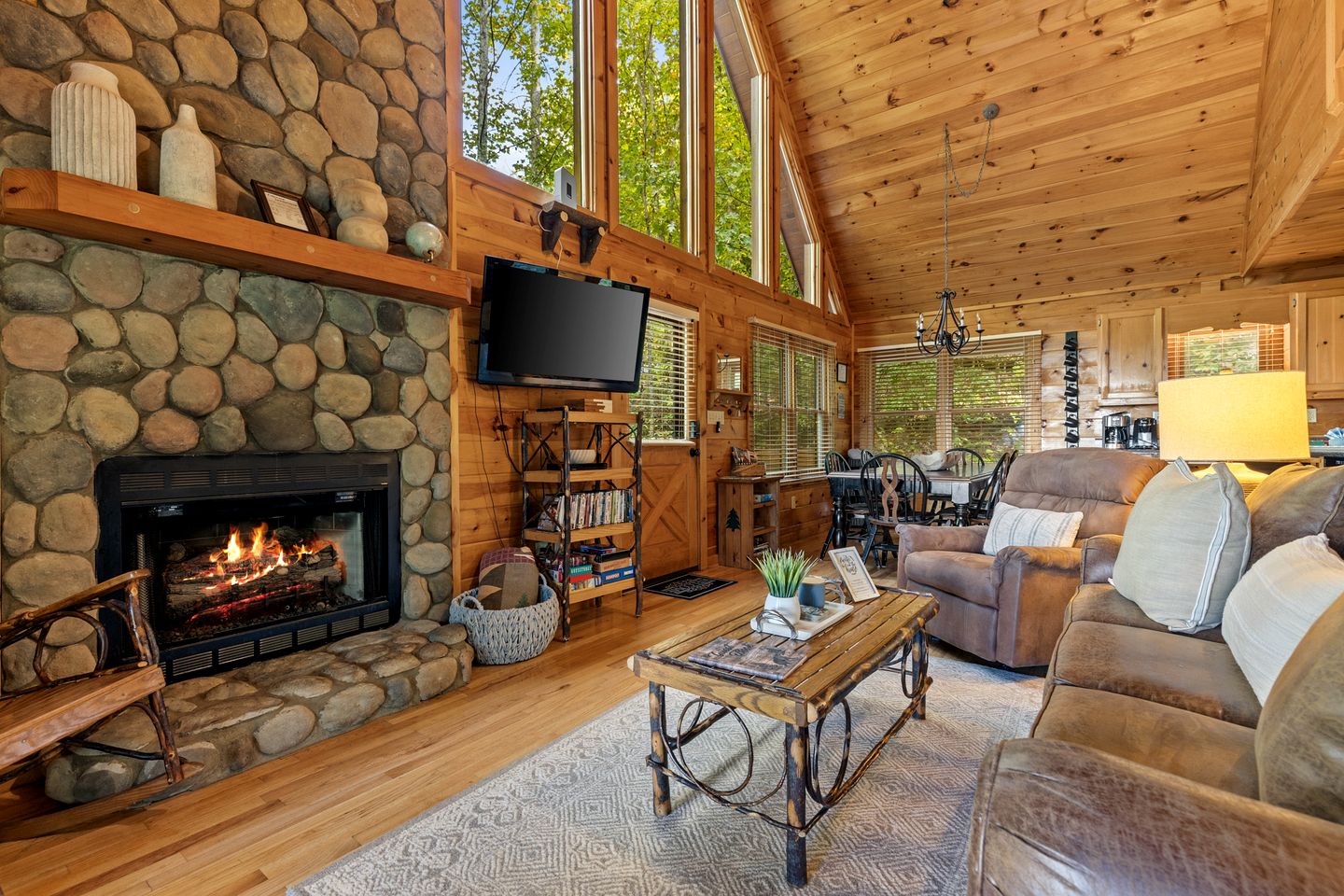 Luxurious Mountain Cabin with Hot Tub & Game Room near Blue Ridge, Georgia