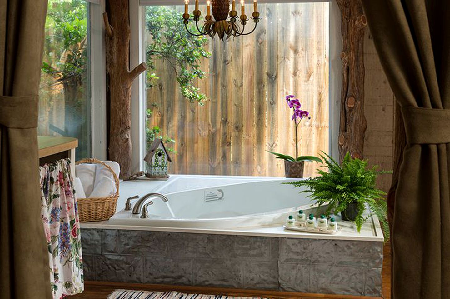 Charming and Intimate Suite Rental with a Soaking Tub near Houston, Texas