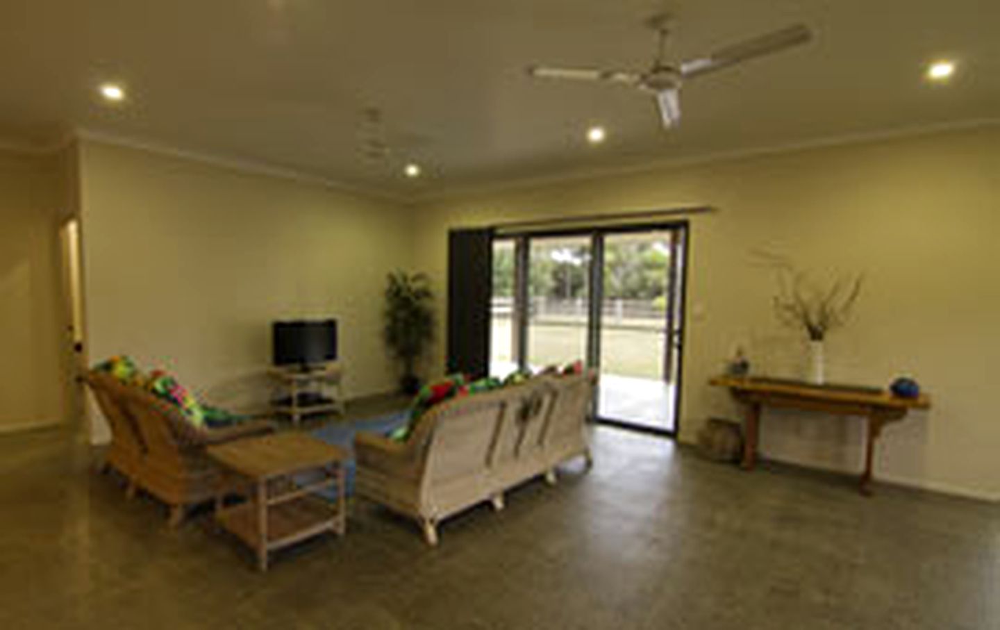 Stunning Beachfront Cottage with Ocean Views in Bloomfield, Queensland