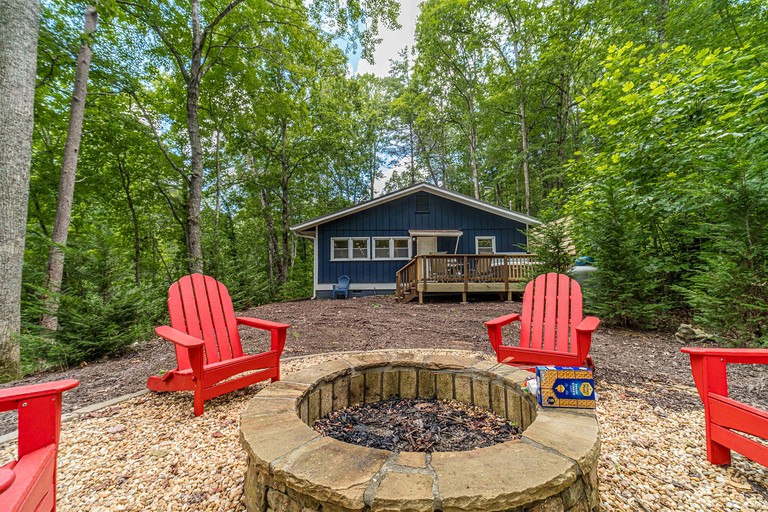 Cozy Bungalow with Hot Tub & Fire Pit Near Lake Burton and Helen, Georgia