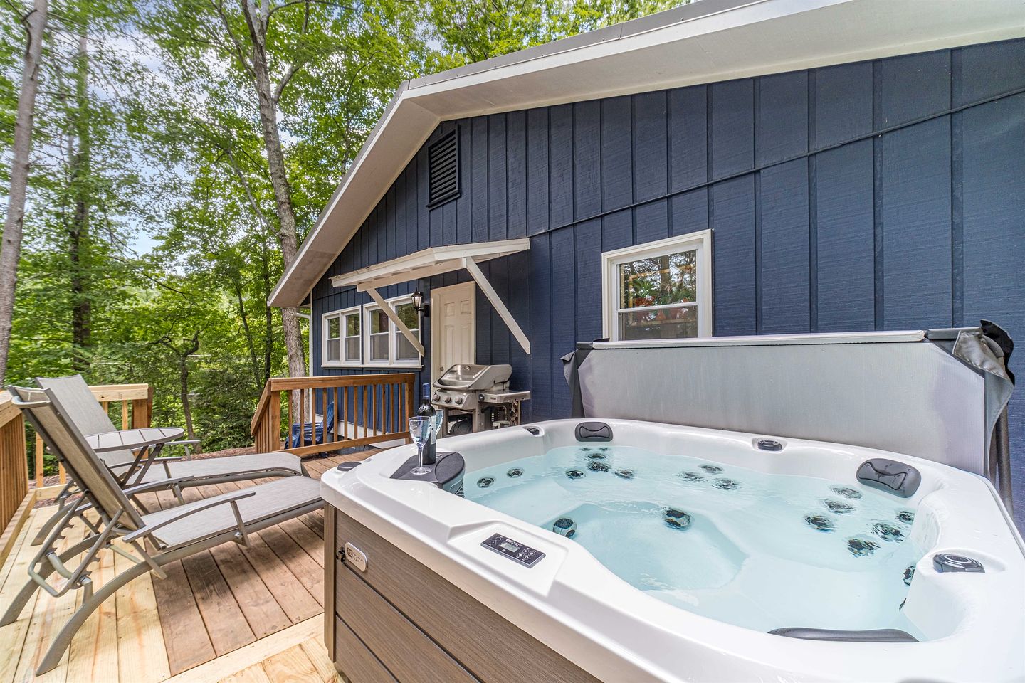 Cozy Bungalow with Hot Tub & Fire Pit Near Lake Burton and Helen, Georgia