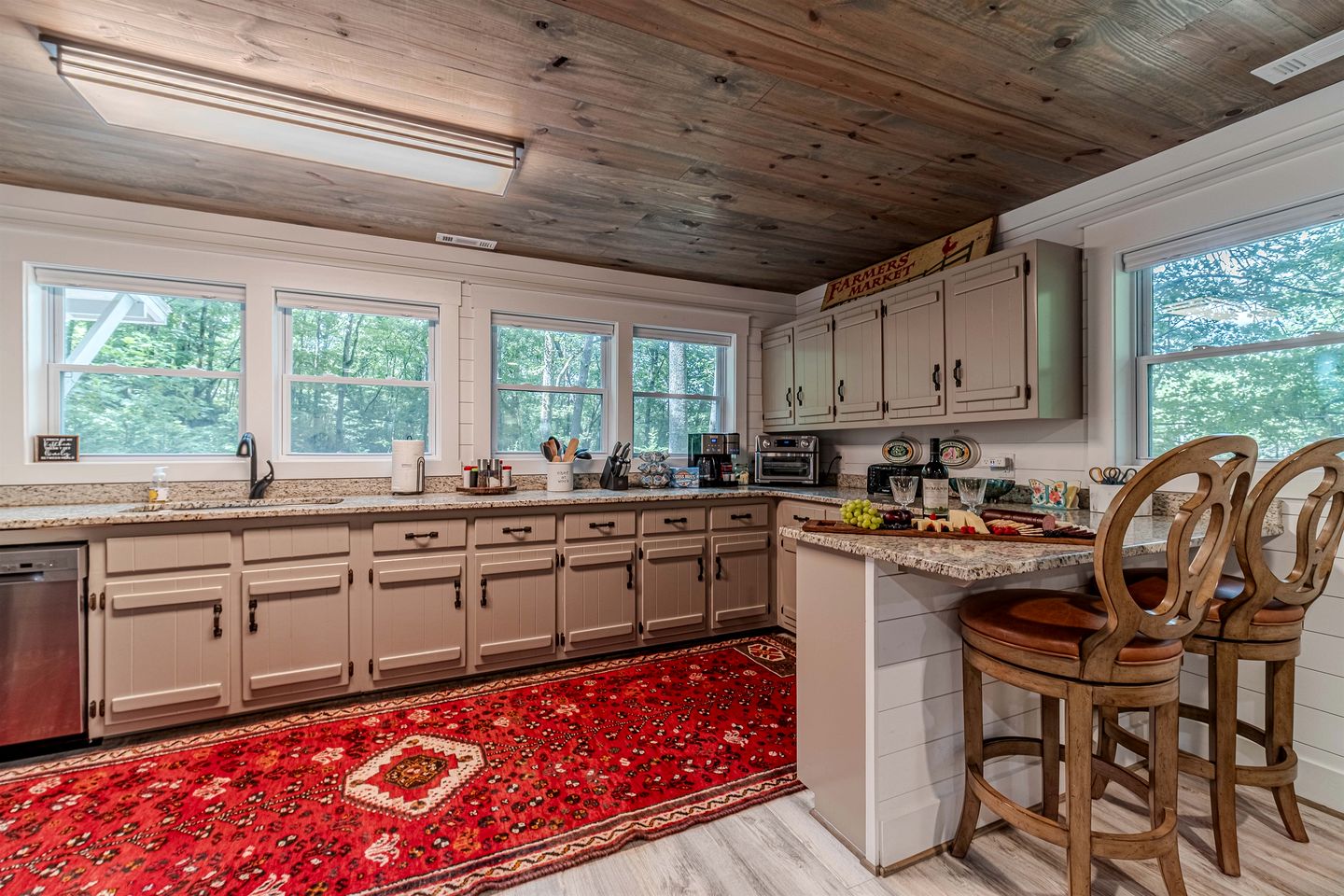 Cozy Bungalow with Hot Tub & Fire Pit Near Lake Burton and Helen, Georgia