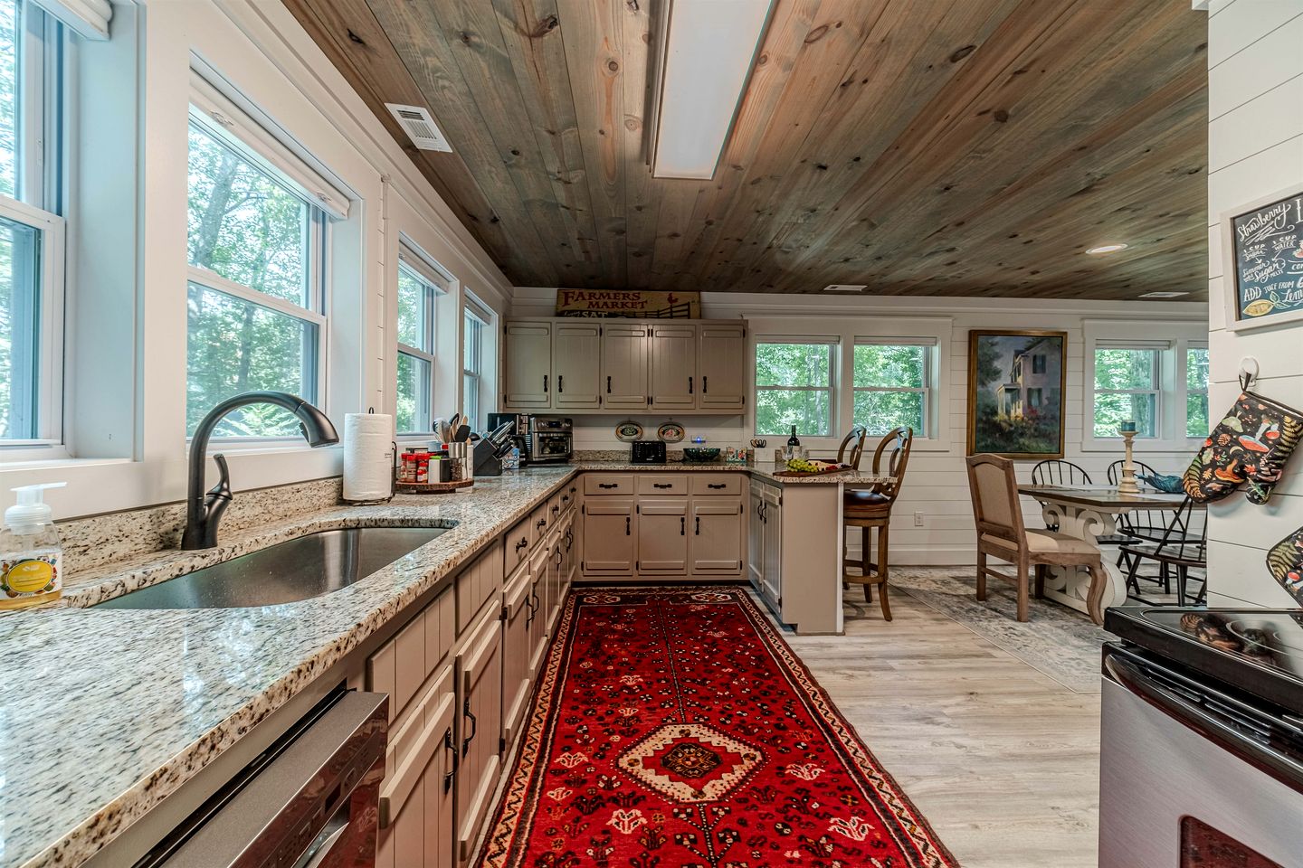 Cozy Bungalow with Hot Tub & Fire Pit Near Lake Burton and Helen, Georgia