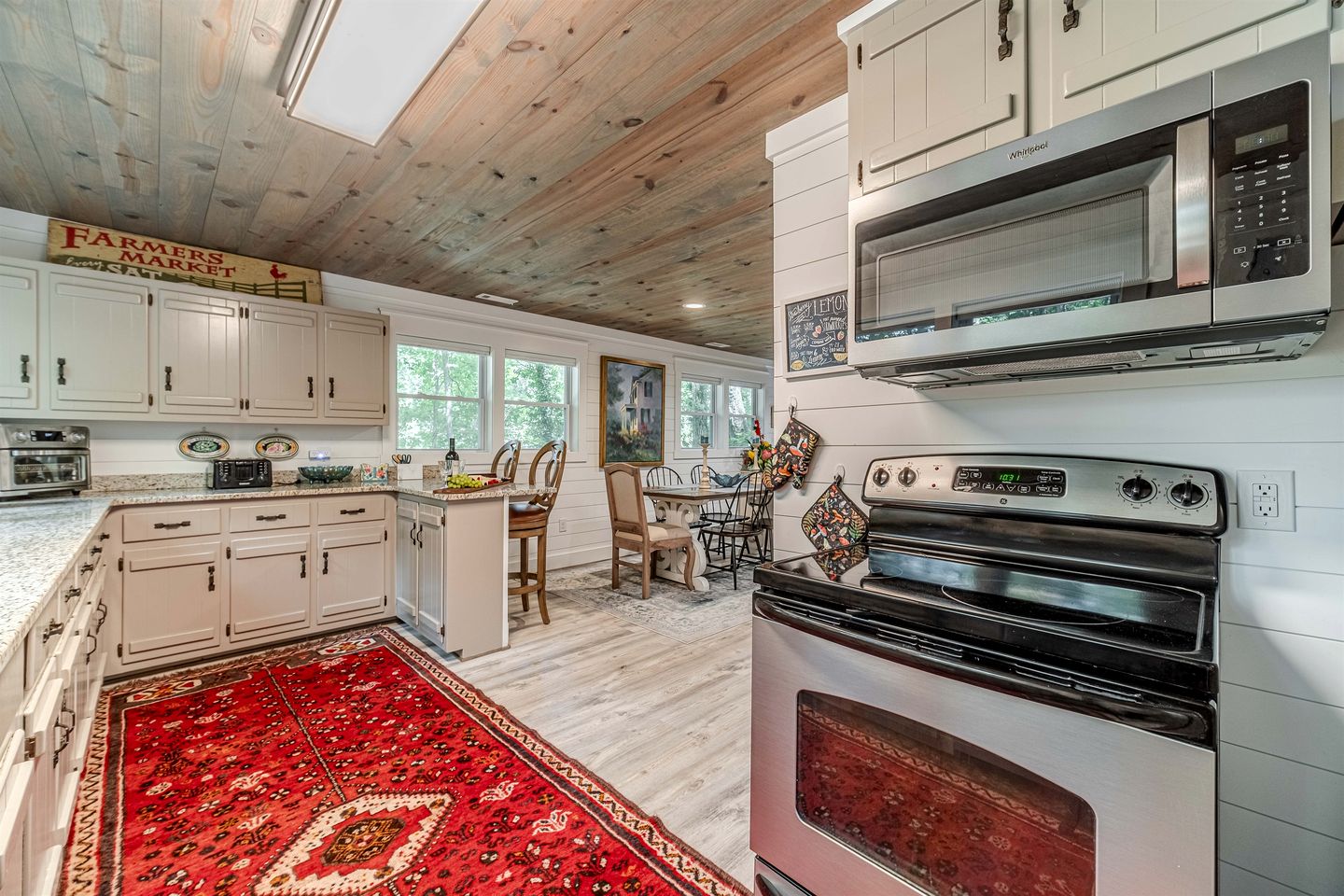 Cozy Bungalow with Hot Tub & Fire Pit Near Lake Burton and Helen, Georgia