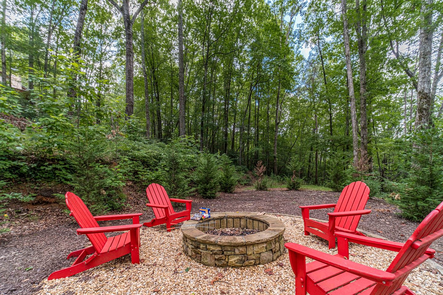 Cozy Bungalow with Hot Tub & Fire Pit Near Lake Burton and Helen, Georgia