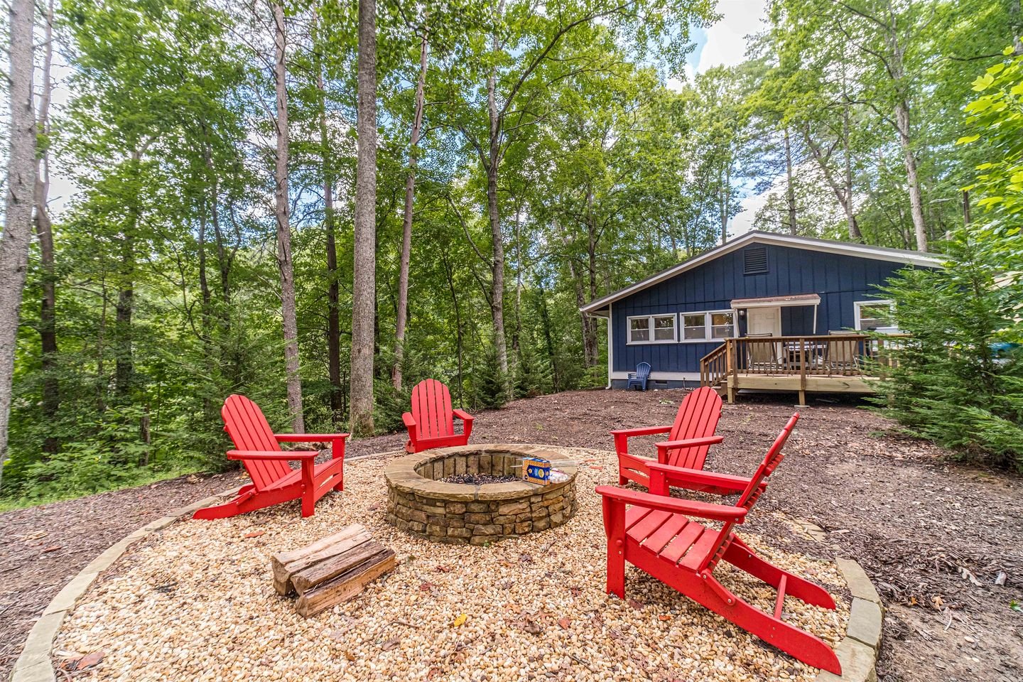 Cozy Bungalow with Hot Tub & Fire Pit Near Lake Burton and Helen, Georgia