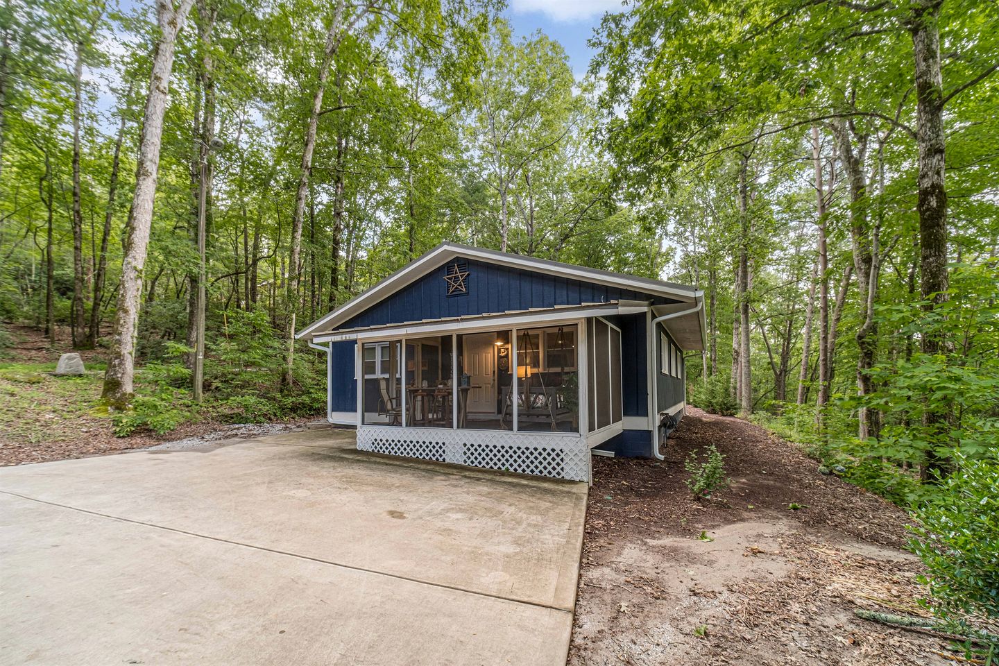 Cozy Bungalow with Hot Tub & Fire Pit Near Lake Burton and Helen, Georgia