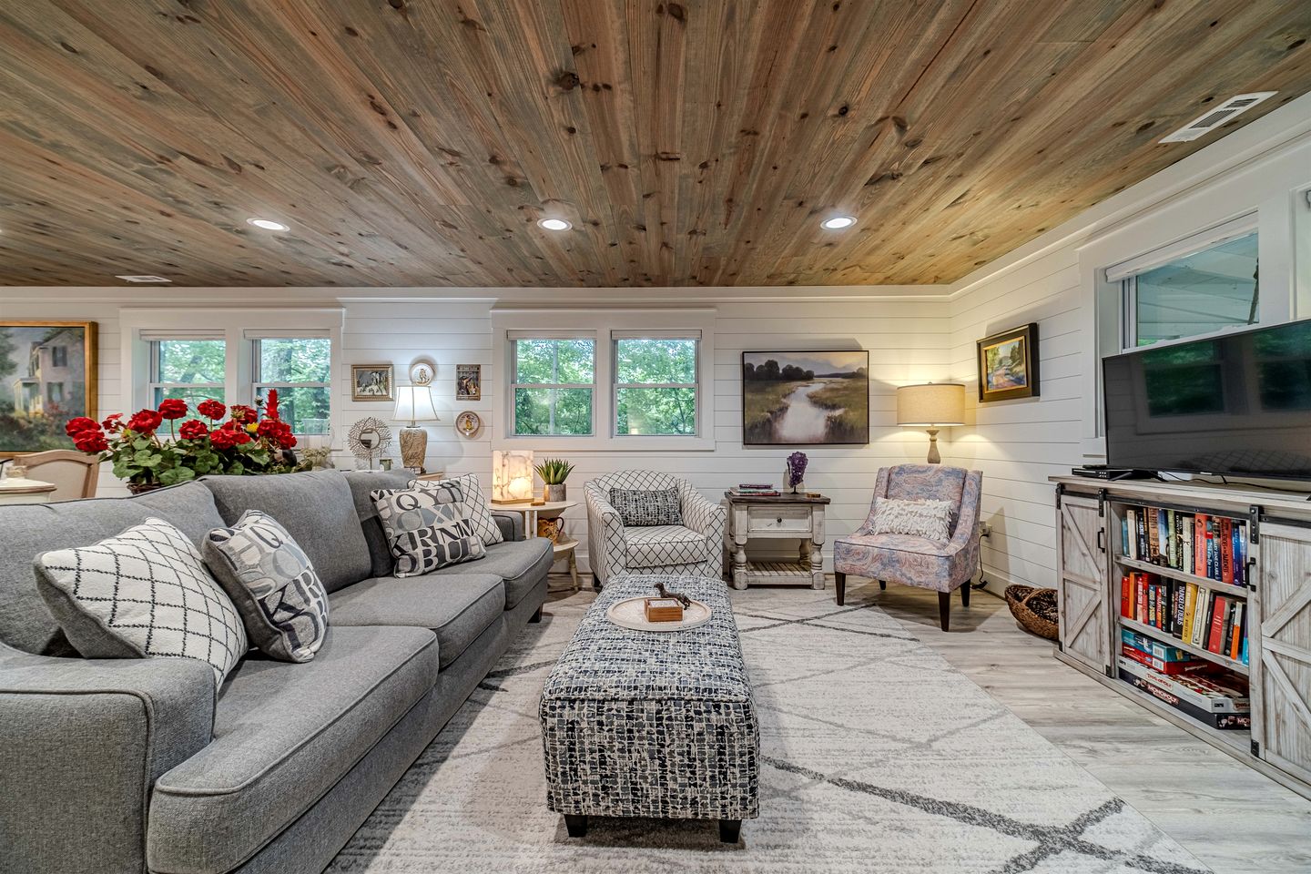 Cozy Bungalow with Hot Tub & Fire Pit Near Lake Burton and Helen, Georgia