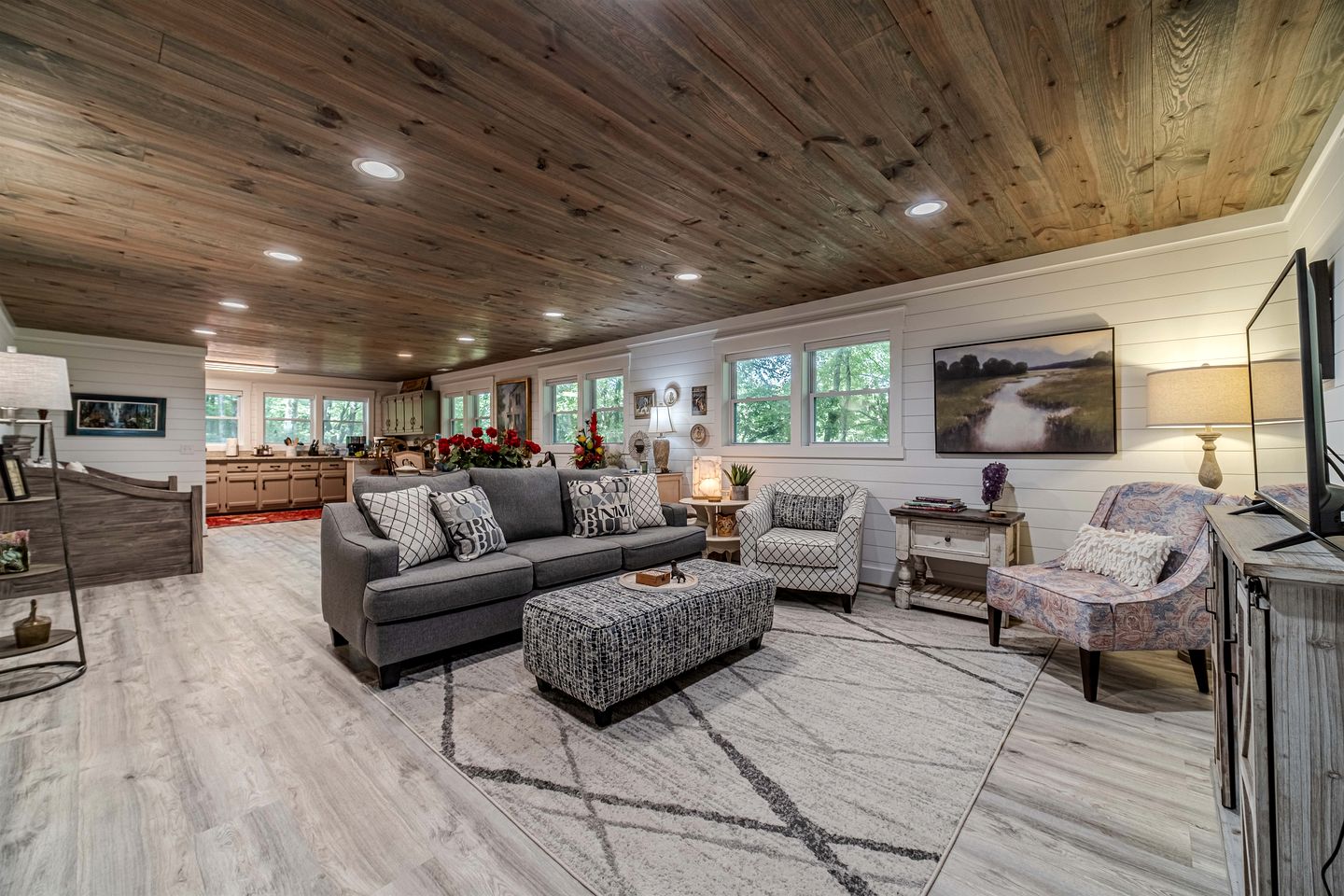 Cozy Bungalow with Hot Tub & Fire Pit Near Lake Burton and Helen, Georgia