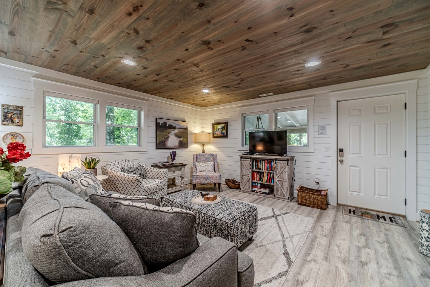 Cozy Bungalow with Hot Tub & Fire Pit Near Lake Burton and Helen, Georgia