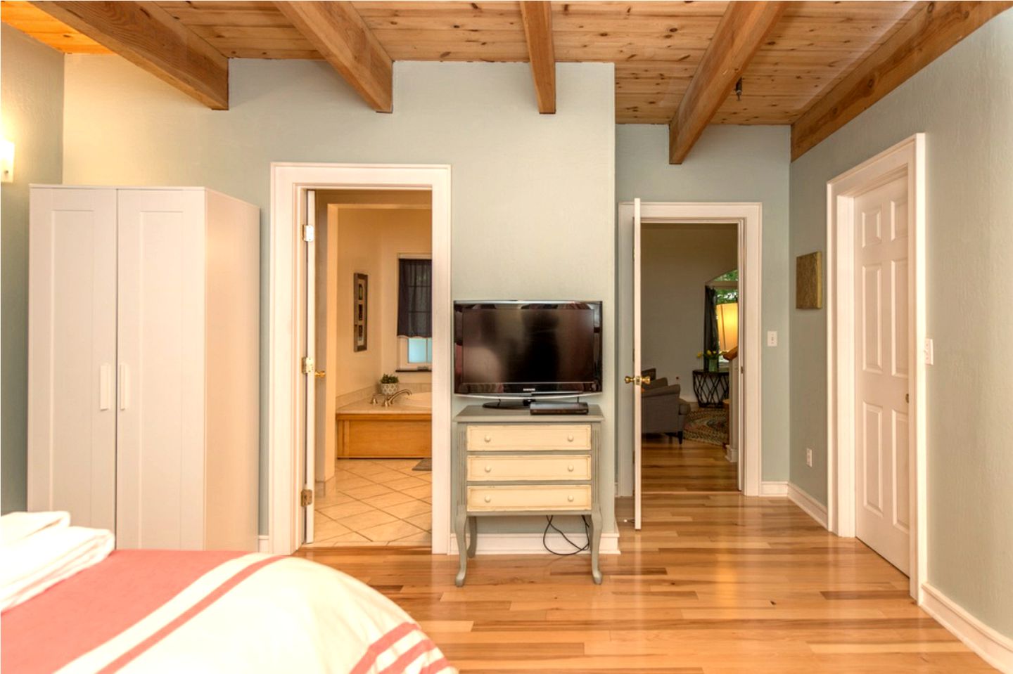 Quirky Pet-Friendly Cabin Rental Perfect for Glamping in Northern California