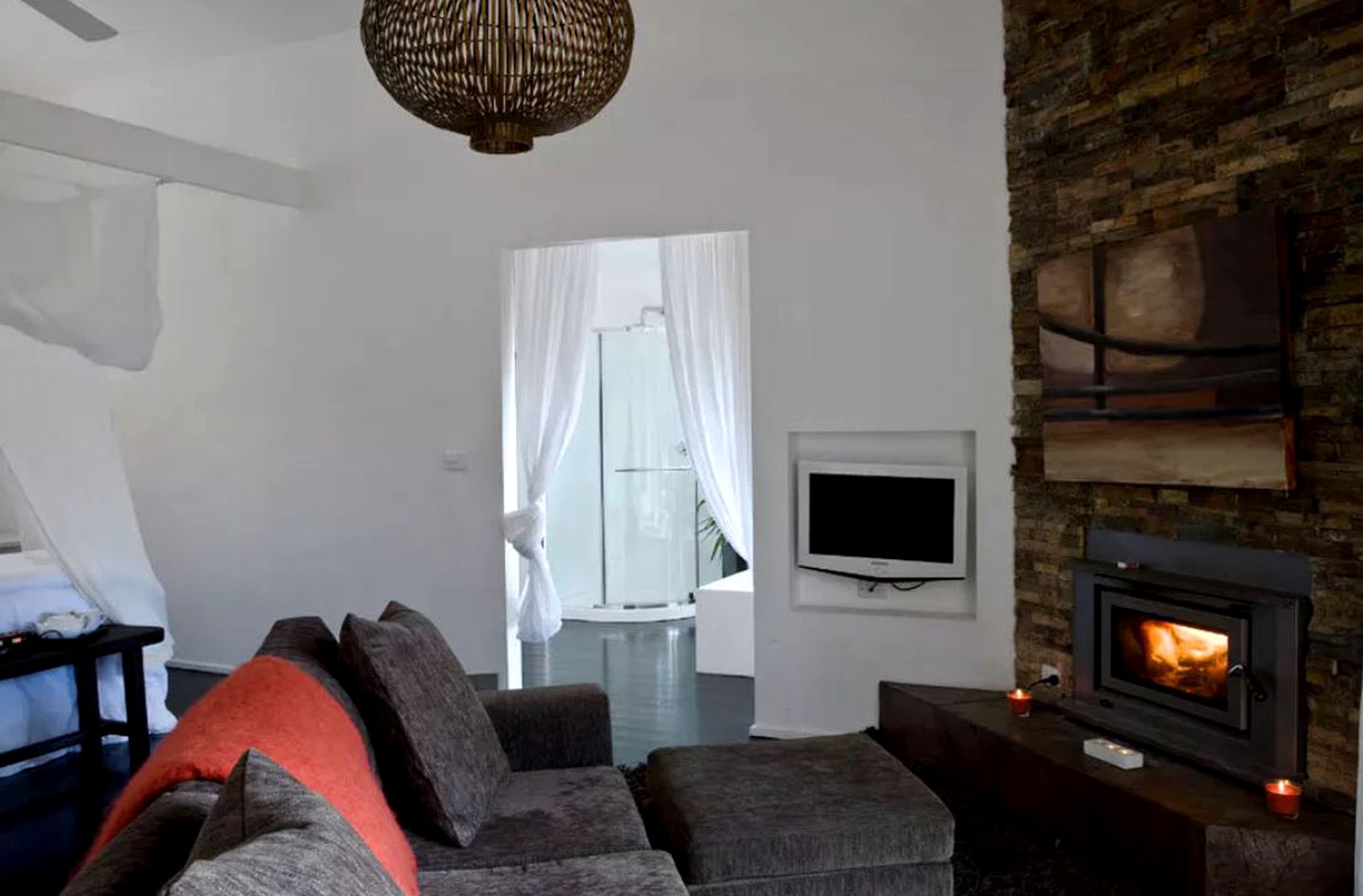 Luxurious Villa Rental with Spa Bath for Romantic Getaway in Daylesford, Victoria