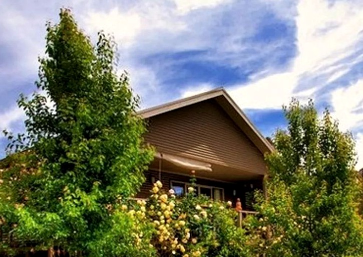 Cabins (Daylesford, Victoria, Australia)