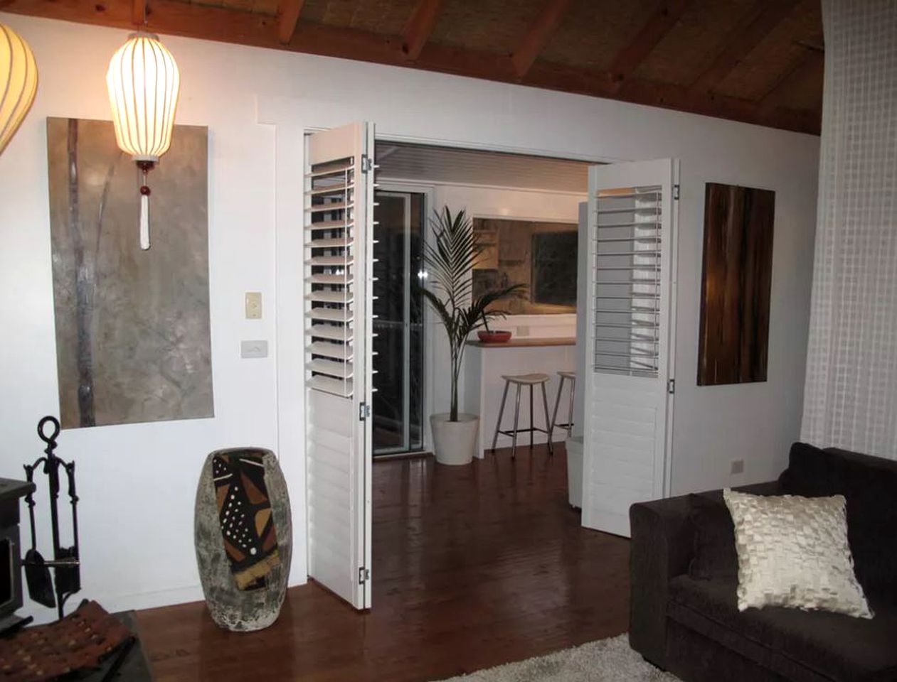 Balinese-Style Villa Rental with Indoor Spa Bath Surrounded by the Wombat State Forest in Victoria