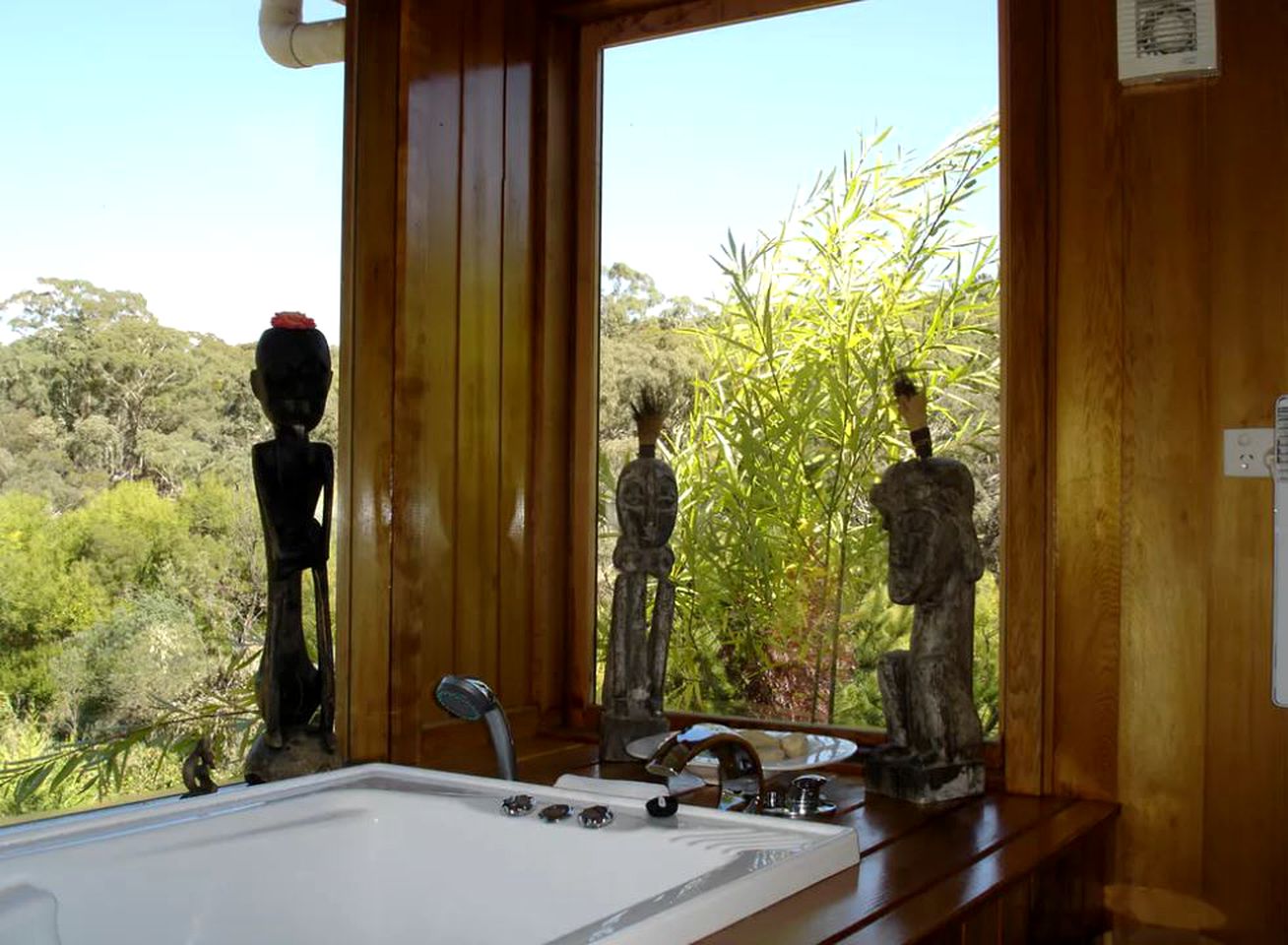 Balinese-Style Villa Rental with Indoor Spa Bath Surrounded by the Wombat State Forest in Victoria