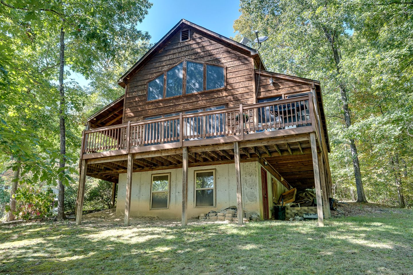 Incredible Mountain Cabin for Family Getaways with Hot Tub and Game Room near Pigeon Forge Parkway, Tennessee